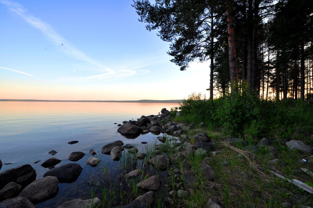 Онежское озеро г. Озеро Сургубское Карелия. Онежское озеро Медвежьегорск. Урозеро Карелия пляж. Онежское озеро пляж Медвежьегорск.