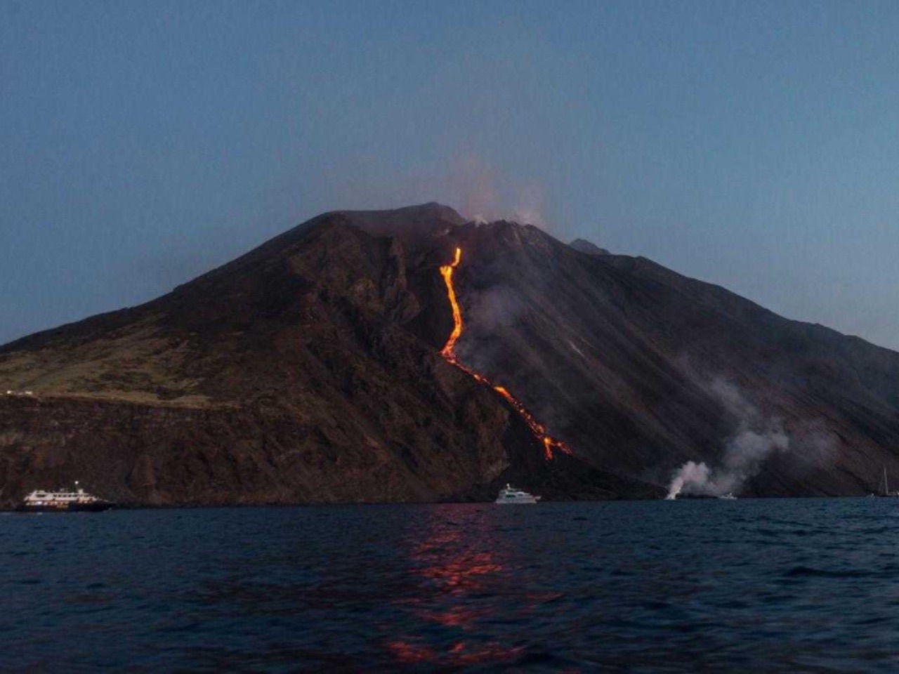 Volcano island. Стромболи вулкан. Италия остров-вулкан Стромболи. Вулкан Стромболи в Италии. Вулкан Стромболи извержение.